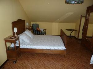 1 dormitorio con 1 cama, mesa y sillas en BnB Heimdall en Brecht