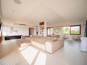 Et opholdsområde på Luxurious 5Bedroom White Estate Villa Private Lake + 80 billeder