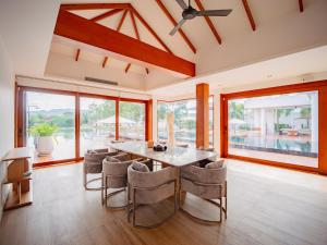 Et opholdsområde på Luxurious 5Bedroom White Estate Villa Private Lake