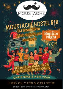 um panfleto para um festival de música com um grupo de pessoas em Moustache Hostel Bir em Bir