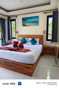ein Schlafzimmer mit einem großen Bett mit roten Blumen darauf in der Unterkunft Lanta Buddy Resort in Ko Lanta + 90 Fotos