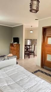 Blue Hole Hotel في دهب: غرفة نوم مع سرير وغرفة طعام