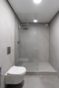 een badkamer met een douche, een toilet en een glazen douche bij Нова Дача 