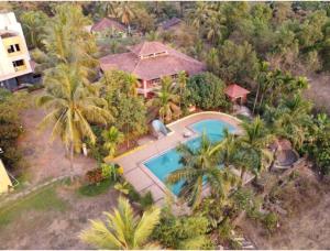 Bazén v ubytování Konkan Crown Resort & Club nebo v jeho okolí