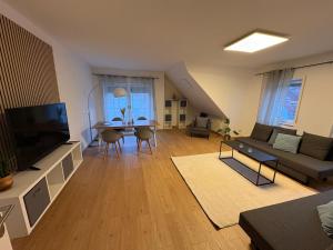 ein großes Wohnzimmer mit Couch und Tisch in der Unterkunft Großzügiges Design-Loft in Aulendorf in Niederdorla