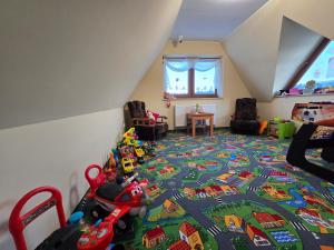 een kinderkamer met een bed en een speelkleed bij Willa pod Smrekiem in Białka Tatrzanska