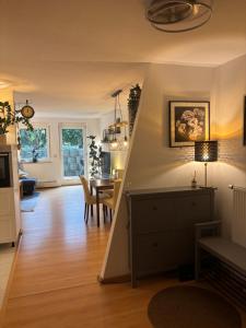 een woonkamer en eetkamer met een eettafel bij Blick auf Bautzen in Doberschau