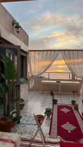 een woonkamer met uitzicht op de oceaan bij Shams House imsouane in Imsouane