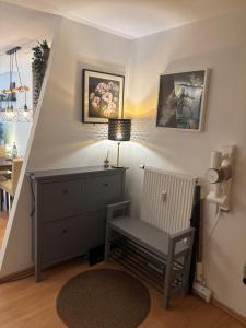 een kamer met een stoel en een tafel met een lamp bij Blick auf Bautzen in Doberschau