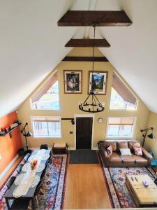 Khu vực ghế ngồi tại Moki Pines Chalet - Stylish Stay Among the Pines