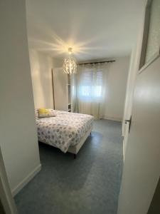 Giường trong phòng chung tại Le Duo Havrais