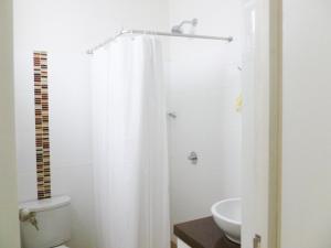 Un baño blanco con inodoro y lavabo. en Edificio California en Centro Historico, en Lima 40 fotos más