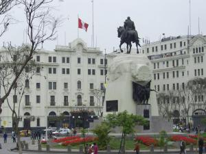 una estatua de un hombre sobre un caballo delante de un edificio en Edificio California en Centro Historico, en Lima