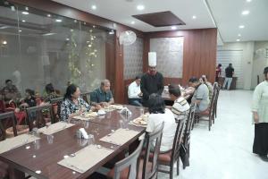 een groep mensen die aan tafels in een restaurant zitten bij Mount Valley Resort in Kumbhalgarh