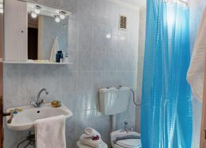 Koupelna v ubytování Zorbas Hotel + 30 fotografií