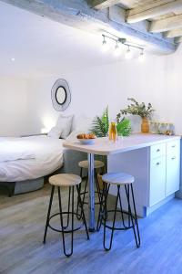 En eller flere senge i et værelse på Studio Élégant Roanne