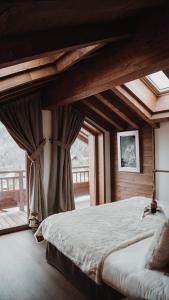 een slaapkamer met een groot bed en een raam bij Chalet Saint Joseph in Les Allues