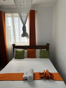 Giường trong phòng chung tại Mtwapa Pride Studio Apartment 33 +8 ảnh