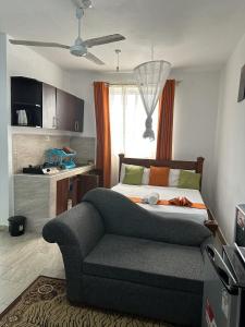 Giường trong phòng chung tại Mtwapa Pride Studio Apartment 33