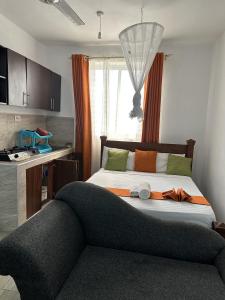 Giường trong phòng chung tại Mtwapa Pride Studio Apartment 33