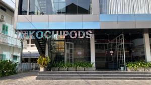 埃尔讷古勒姆Kochipods的正面有标志的建筑物