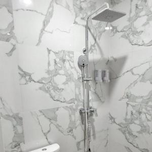 Et badeværelse på Front One Hotel Mesir Surabaya