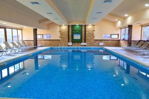 Swimmingpoolen hos eller tæt på Hotel Bojur & Bojurland Apartment Complex