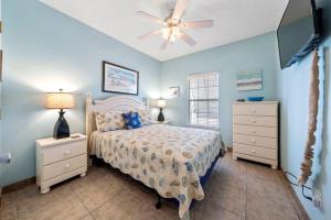 En eller flere senge i et værelse på Orange Beach Villas - Casa Bella + 31 billeder