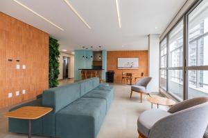 a living room with a blue couch and chairs at Apê novo, moderno, a 50 metros metrô República in São Paulo