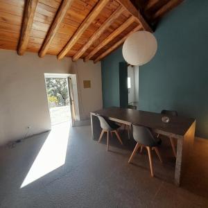 een eetkamer met een houten tafel en stoelen bij Casa Branca AL in Monchique