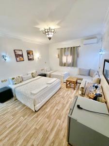 een slaapkamer met een bed en een woonkamer bij Hotel Riad Amlal in Ouarzazate