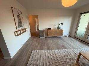 un soggiorno vuoto con tavolo e televisore di Luxe Retreat & Stylish a Husum