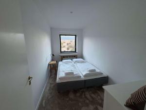 una piccola camera da letto con un letto e una finestra di Luxe Retreat & Stylish a Husum