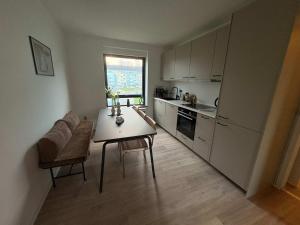 una piccola cucina con tavolo e una sala da pranzo di Luxe Retreat & Stylish a Husum