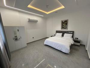 una camera con letto bianco e soffitto di قمرة قباء Quba moon1 a Medina