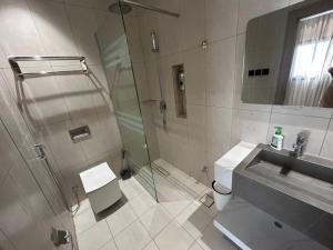 un bagno con doccia, WC e lavandino di قمرة قباء Quba moon1 a Medina Altre 6 foto