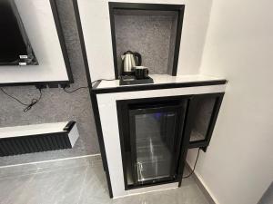 un camino con bollitore per il tè sopra di قمرة قباء Quba moon1 a Medina