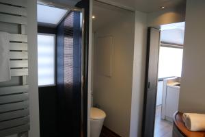 Et badeværelse på Amours Le Dô Karina Bisch 2019