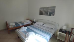 Schlafzimmer mit einem Bett und einem Bett sidx sidx sidx sidx sidx in der Unterkunft La Casa del Ferroviere in Letojanni
