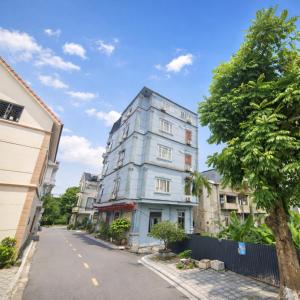 ein hohes weißes Gebäude an der Straßenseite in der Unterkunft Hải Long Motel Phú Thọ in Phú Thọ