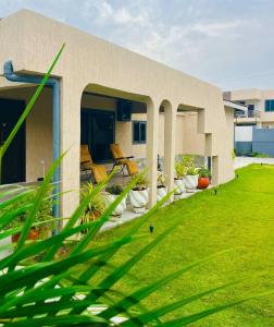 En have udenfor Bendo House + 15 billeder