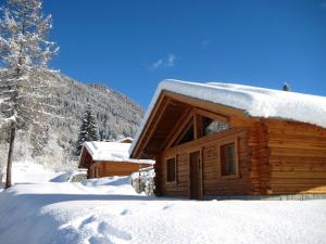 una baita con la neve sul tetto di Chalet Eco-Lodge Faè a Madonna di Campiglio