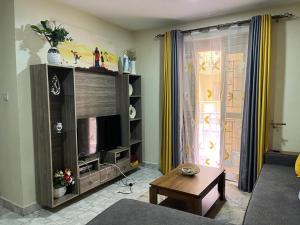 Μια τηλεόραση ή/και κέντρο ψυχαγωγίας στο Val and Vel Luxury Home Kyebando