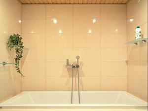 e bagno con vasca e doccia. di Guest House Salo-City a Salo
