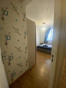 een kamer met een slaapkamer met een bed en een muur met tekeningen erop bij Le Florimorizon in Le Havre