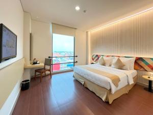En eller flere senge i et værelse på Hotel 88 Embong Malang Tunjungan Surabaya by WH - Breakfast with The Best View on The Highest Floor and Strategic Location in The City Center + 35 billeder