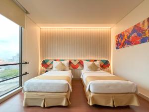 Un pat sau paturi într-o cameră la Hotel 88 Embong Malang Tunjungan Surabaya by WH - Breakfast with The Best View on The Highest Floor and Strategic Location in The City Center +37 fotografii