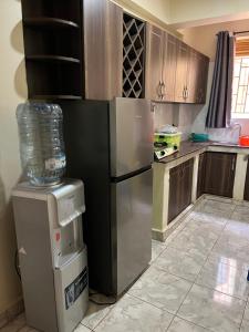 Η κουζίνα ή μικρή κουζίνα στο Val and Vel Luxury Home Kyebando