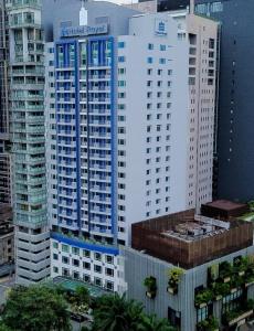 een luchtfoto van een groot wit gebouw bij Hotel Royal Kuala Lumpur in Kuala Lumpur