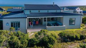 een bovenaanzicht van een huis met een dak bij Romansbaai Oceanview Retreat in Gansbaai